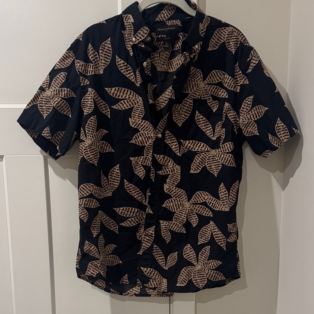 Banana Republic Men's Shirt with Navy and Tan Leaf Design
